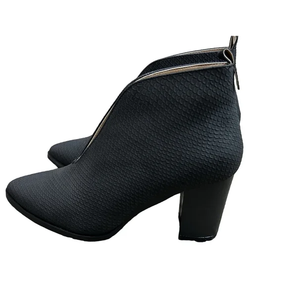 New without box Journee Collection Bellamy size 6 with vegan leather and deep V - Picture 4 of 7